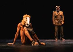 Napoli compie  2500 anni ma non li dimostra. Al Teatro San Carlo Laura Valente da il via ai festeggiamenti di Napoli Millenaria, Napoli Milionaria. E al Teatro Bellini debutta Emma Dante con Extra Moenia. Un viaggio emotivo fra le differenze
