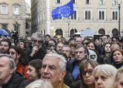 Una piazza per l'Europa, oggi i più stupidi tra gli stupidi e chi plaudito a tutte le peggiori violazioni dei nostri diritti, manifestano "per la pace"