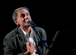 Vecchioni sul palco della piazza per l'Europa: non un concerto, ma uno sconcerto, col sostegno al Rearm Europe