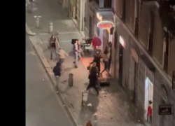 Milano, maxi rissa in via Padova, volano sedie e portaombrelli, quattro sudamericani arrestati; in via Filzi 22enne massacrato dal branco - VIDEO