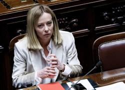 Meloni alla Camera: "Sì riarmo contro la Russia, Trump leader forte, l'Europa di Ventotene non è la mia", bagarre in aula