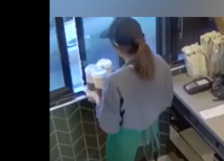California, gli rovesciano addosso tè caldo, uomo gravemente ustionato alle gambe e genitali,  Starbucks condannato a 50 mln $ di risarcimento - VIDEO