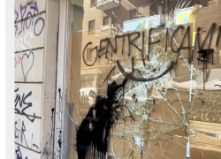Corteo Dax Milano, vandalizzato il quartiere di Porta Genova, danneggiate Tesla e  vetrine, muri imbrattati, i residenti: "Hanno devastato la zona" - VIDEO