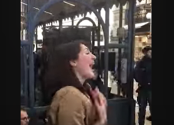 Milano, ristorante di Cracco in Galleria ostaggio di un sit-in di Ultima Generazione: "Pasti gratis una volta a settimana" - VIDEO