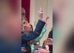Selvaggia Lucarelli fa il dito medio a Welcome to Favelas dopo domanda su ristoratrice morta suicida: "Mi stalkerizzate" - VIDEO