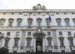 I single possono adottare minori stranieri, Corte Costituzionale rimuove il divieto: "Idonei a garantire ambiente stabile e armonioso"