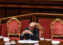 Valditara vieta asterischi e schwa in comunicazioni scolastiche: "In contrasto con norme linguistiche, ostacolano leggibilità"