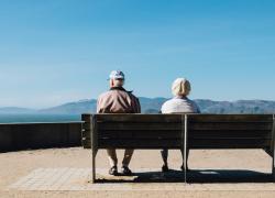 Adottare un nonno? In Spagna si può: esiste una pratica inusuale che consente di "adottare’’ una persona anziana rafforzando il supporto intergenerazionale
