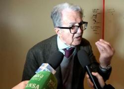 L'euroinomane Romano Prodi sbotta con la giornalista Lavinia Orefici su Ventotene, e le avrebbe persino tirato i capelli