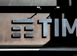 Tim sale in borsa dopo la vendita del 5% da parte di Vivendi: il colosso francese mantiene il 18,4%; Poste pronta a rafforzare