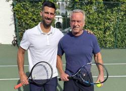 Djokovic e Kennedy Jr insieme sul campo da tennis, la virostar Burioni sconcertata dalla foto dei 2 no-vax attacca: “Senza parole”