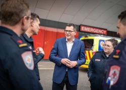 Covid Australia, ex premier del Victoria Daniel Andrews bandito dai ristoranti per aver "imposto il più lungo lockdown al mondo"