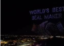 Florida, bandiera israeliana sopra la Palestina durante uno show di droni per celebrare Trump, USA e Israele definiti "difensori della libertà" - VIDEO
