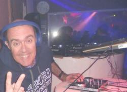 Addio a Francesco Milazzo, morto per malore improvviso alla consolle il DJ palermitano, stroncato da infarto a 53 anni