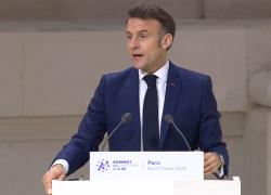 Francia, Macron si prepara alla campagna di Russia come Napoleone e lancia il "manuale di sopravvivenza": 6 litri d'acqua, lattine di conserva, batterie, una torcia elettrica e medicinali