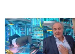 La caduta di Gerry Scotti dalle scale a Striscia la Notizia, "ritorno con botto" alla conduzione, ma è lui o una controfigura? - VIDEO