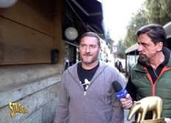 Tapiro d’oro a Francesco Totti per l’ospitata in Russia a un evento patrocinato da un sito di scommesse, l'ex capitano della Roma lo lascia a terra e scappa - VIDEO