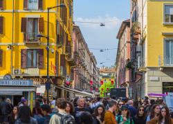 Affitti triplicati a Milano durante la Design Week 2025 con picchi a €8400 nel Quadrilatero, €6148 a Brera e €3920 in via Tortona 