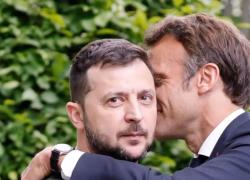Incontro Macron-Zelensky, i MEME virali: dall'abbraccio ravvicinato tra i due leader fino al ballo di coppia all'Eliseo - GALLERY