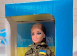Ucraina, “bambola Oksana” con gamba mutilata in vendita nei negozi di giocatoli, la “barbie soldato” come trovata per militarizzazione infanzia 