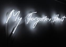 Fuorimostra dell’artista britannica Tracey Emin, che espone le sue opere a palazzo Strozzi, all’Hotel Savoy di Firenze