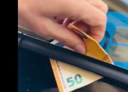 Nuova truffa dei 50 euro sul parabrezza, soldi falsi sul vetro per attirare il conducente e svaligiare l'auto, centinaia di derubati in Spagna