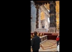 Rumeno con disabilità psichiche entra a San Pietro, sale sull'altare e getta a terra 6 candelabri dal valore di 30mila € - VIDEO
