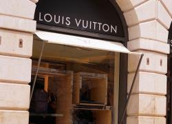 Louis Vuitton torna in via MonteNapoleone a Milano con moda, design e stelle Michelin