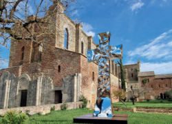 'Giubileo di Luce', Helidon Xhixha espone all'Abbazia di San Galgano Luce Divina, croce d’acciaio di 7 m che riflette simbolicamente il sole