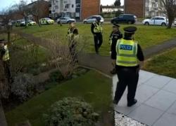 Uk, genitori Maxie Allen e Rosalind Levine arrestati da 6 agenti per commenti "diffamatori" su nuova preside scuola; caso archiviato dopo 5 settimane - VIDEO