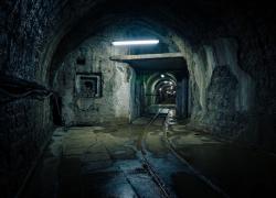 "L'Italia scopre il fascino del bunker": la nuova follia del lockdown bellico si sta affermando. Il potere ci domina con la paura