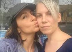USA, Molly Kochan scopre un tumore terminale al seno, lascia il marito e va a letto con 200 uomini, ora la serie "Dying for Sex", ispirata alla sua storia