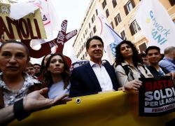 "No alla guerra": il coraggio e la furbizia di Conte; il silenzio degli altri. Moderati in testa, distanti dal paese reale