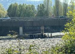 Alzano Lombardo, cadavere di donna marocchina 44enne nel fiume Serio, segni di trascinamento sul corpo e sul viso, inchiesta per omicidio