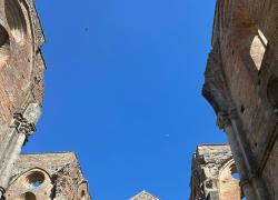 Dall'Abbazia di San Galgano alla leggenda millenaria della spada nella roccia: un viaggio tra miti e storia nella meravigliosa campagna toscana