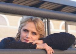 Addio a Valentina Tomada, morta a 55 anni l'attrice del Paradiso delle Signore che interpretava Palma Rizzo, l'ultimo post: "Non mi fate sentire leonessa"