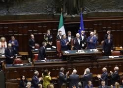 Re Carlo a Montecitorio per il discorso a Camere riunite, prima volta di un sovrano britannico in Parlamento: "Rafforzerò ancora di più l'amicizia con l'Italia"