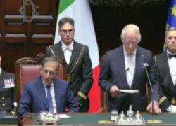 Re Carlo parla in italiano alla Camera: "Grato per l'invito nel mio 20° anniversario, spero di non rovinare la lingua di Dante" - VIDEO