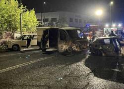Milano, commando di 8 persone mascherate assalta con ruspa magazzino Td Sinnex, auto in fiamme e spari - VIDEO