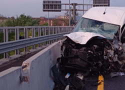 Bologna, Francesco D'Alò morto a 59 anni, travolto da un camion mentre smontava un cantiere in tangenziale, tre i feriti