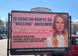Ovada, manifesto pubblicitario: “Io sono un morto da vaccino anti-covid, stop a sperimentazione sugli uomini, miocarditi e malattie autoimmuni tra i rischi”