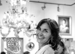 Fuori Salone, Roberta Cipriani espone il progetto Rêve de Feu; protagonista Florence Nightingale, la borsa luminosa che fonde geometria sacra e alchimia