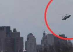 New York, elicottero precipita nel fiume Hudson, 6 morti tra cui una famiglia di spagnoli, il mezzo spezzato in volo prima di cadere - VIDEO