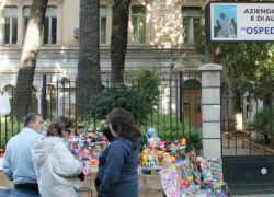 Incidente minimoto a Palermo, Thomas Viviano morto a 4 anni dopo schianto contro un muretto, gli agenti: "Sul mezzo anche un adulto"
