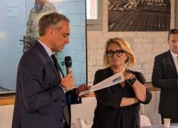 Inviata Rai Stefania Battistini ritira premio su libertà di stampa a Fossoli dopo reportage nel Kursk, Zakharova: “Offesa alle vittime del fascismo”