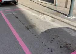 Milano, in arrivo "strisce rosa" per i neo-genitori con bambini sotto i 2 anni, per parcheggiare servirà il pass o multe fino a 344€