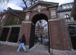 Usa, Trump congela fondi ad Harvard per 2,2 mld$ e 60 mln$ in contratti per rifiuto politiche governative e sostegno a Gaza