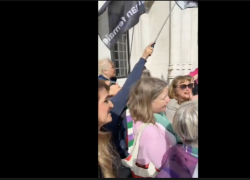 Corte Suprema Britannica: "Trans non sono donne, conta il sesso biologico", il VIDEO dei festeggiamenti delle attiviste di FWS e LWS