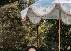 Ritratto di signora a bordo lago. Luisa Beccaria, la stilista delle celebrities, presenta la sua collezione Home a Villa Sola Cabiati 