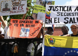 Usa, Corte Suprema ferma Trump sull’espulsione di migranti: “Stop a deportazione dei venezuelani dal Texas verso El Salvador”